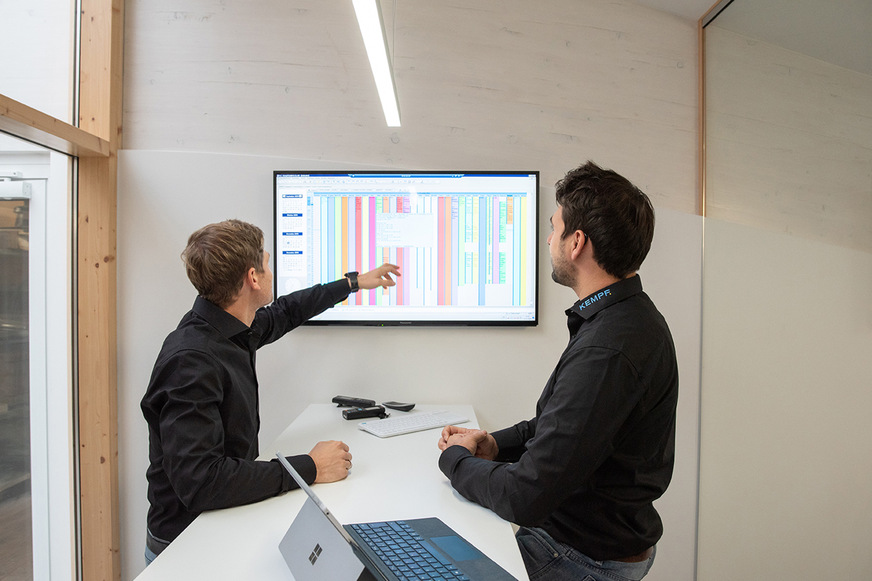 Ein großer Bildschirm, der den Streit V.1 Kalender zeigt, und eine Besprechungs-Theke dienen der täglichen Mitarbeiterbesprechung. → siehe Beitrag&nbsp;SHK-Betrieb digitalisiert mit Streit Software