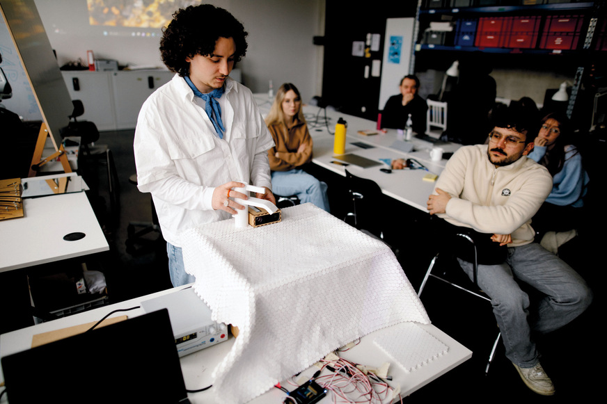 Wie viel physische Materialität wird in einer digitalen Welt noch benötigt? Das ist eine der Fragen, die im Kooperationsprojekt von Dornbraucht und der TH Augsburg gestellt und erörtert wurde.