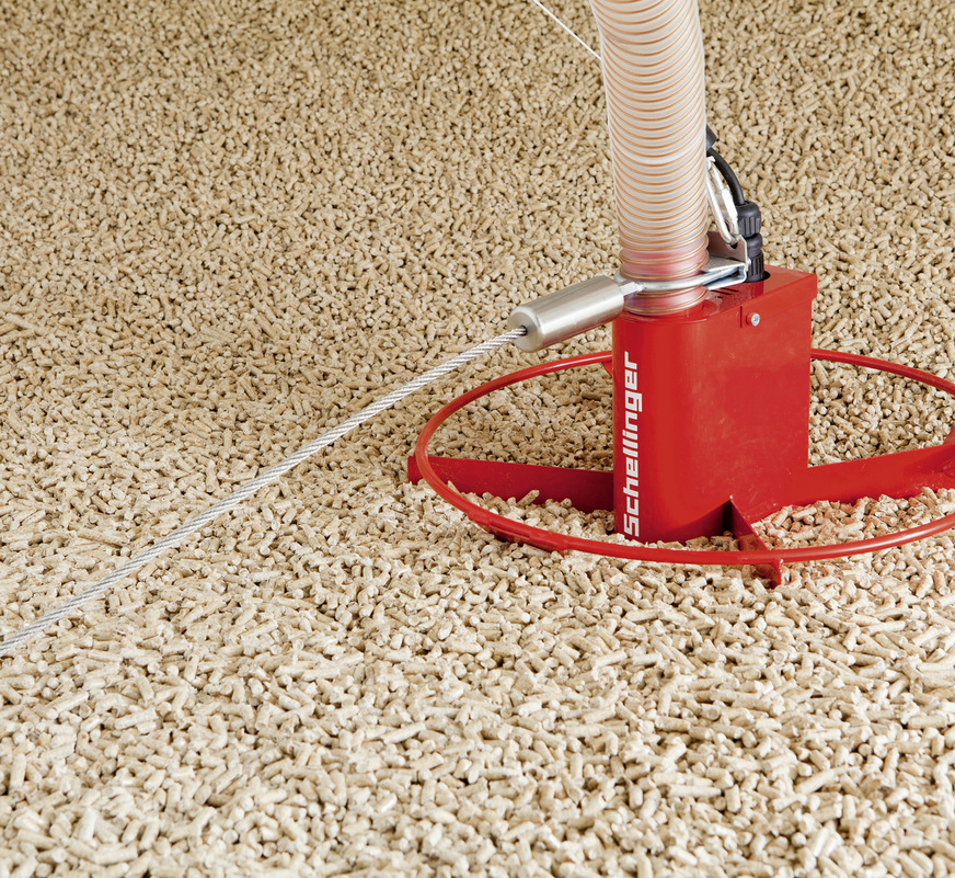 Der pneumatische Saugroboter „Maulwurf“ bewegt sich, vom Heizkessel automatisch gesteuert, über den Holzpelletvorrat.