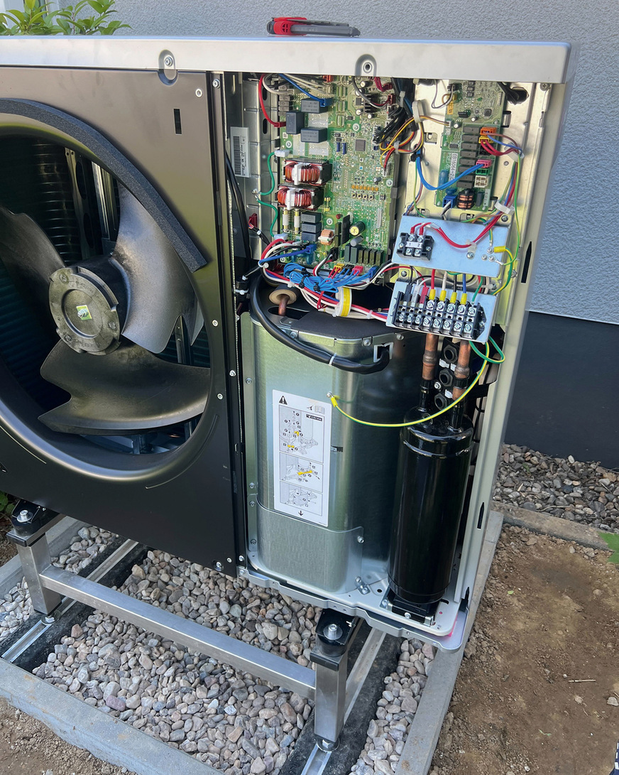 Da fehlt noch die Verkleidung für diese Außeneinheit einer Luft-Wasser-Wärmepumpe