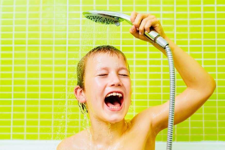 Hat man unter der Dusche endlich die Wohlfühltemperatur eingestellt, da zapft jemand in der Küche kaltes Wasser. Nicht, dass man es hört, nein, man spürt es knüppelheiß im Nacken.