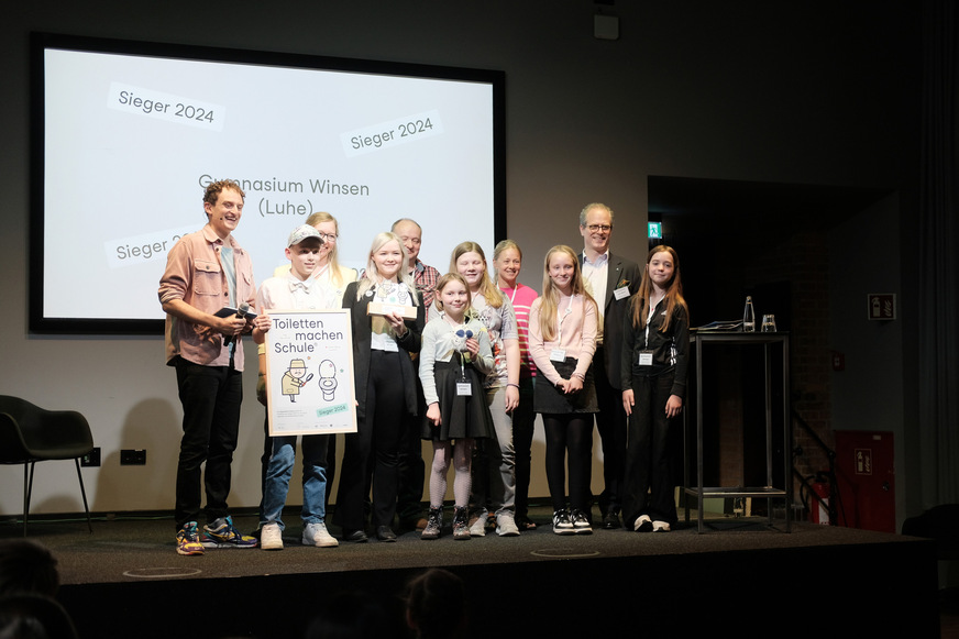 Am 18. Juni 2024 wurden die Gewinner des bundesweiten Wettbewerbs Toiletten machen Schule gekürt.