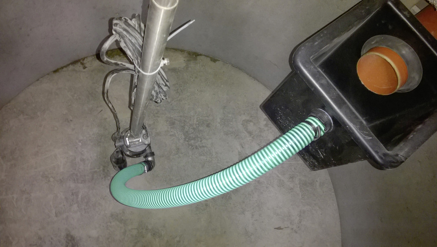 Speicher zur gedrosselten Ableitung oberhalb der Rückstauebene, ein Element des kommunalen Starkregen-Risikomanagements. Die Pumpe Tano T entleert nach jedem Regenereignis das Rückhaltevolumen oben. Das Nutzvolumen unten wird davon unabhängig vom Regencenter im Gebäude gefördert.