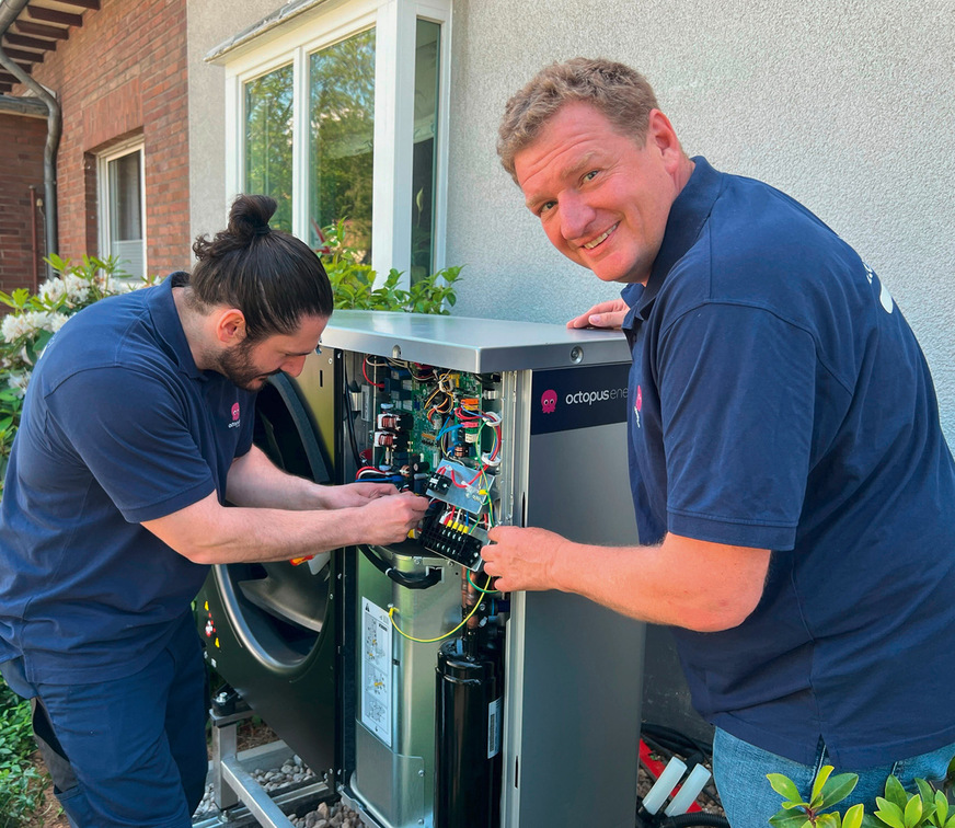 Der Autor dieses Beitrags, Kushtrim Hetemi (links) und sein Kollege Falko Lenz montieren eine weitere Wärmepumpe. Herr Hetemi ist Betriebsleiter bei Octopus Energy Services
