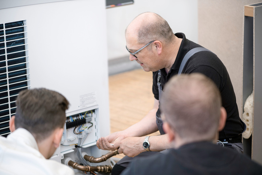 Die Praxisschulungen zu Installation und Wartung führen erfahrene Trainer von tecalor direkt am Gerät durch.
