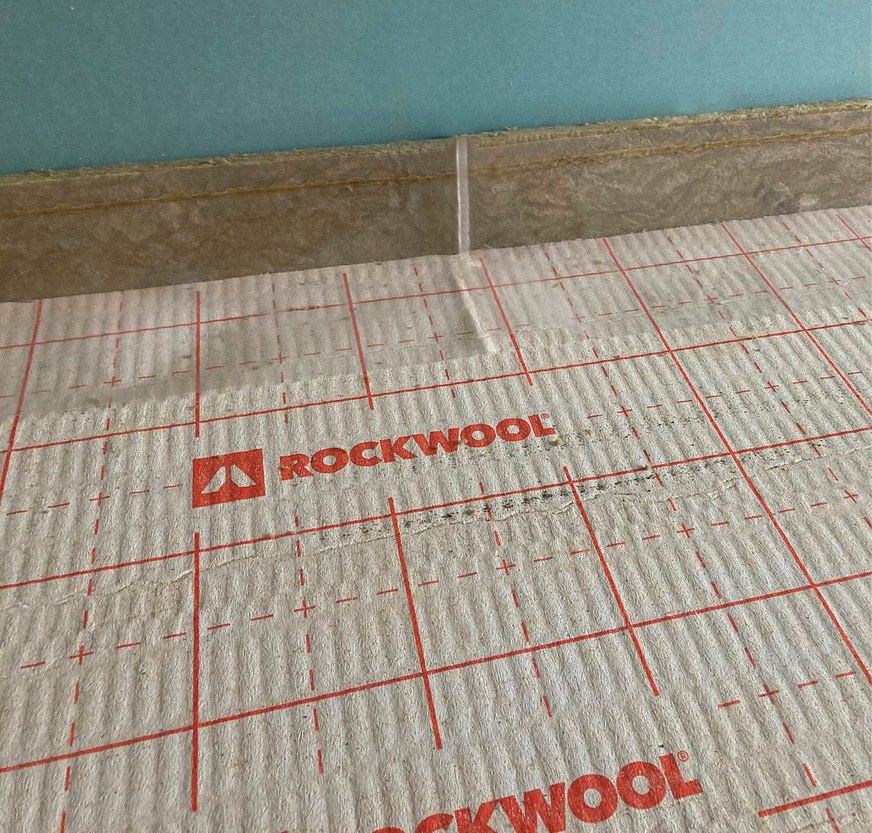 Auf der „Floorrock Heat CP3“ kann der Randdämmstreifen direkt mit einem geeigneten Klebeband, z. B. dem „RockTect Twinline“, verklebt werden.