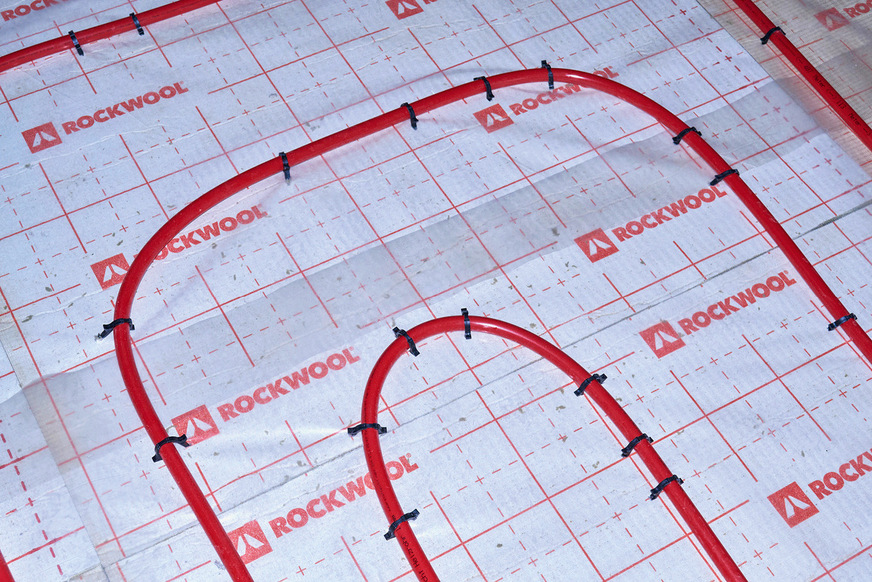 Die Abdichtungslage auf „Floorrock Heat CP3“ Verbundplatten ist mit einem 5 x 5 cm Raster bedruckt, das die Verlegung von Heizungsrohren mit den korrekten Abständen gemäß DIN EN 1264 vereinfacht.