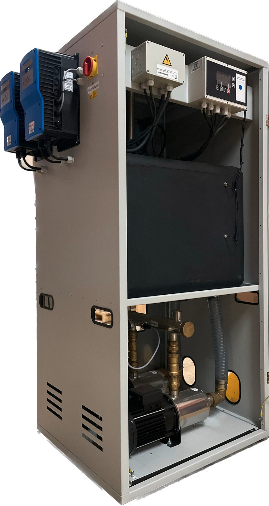 Regenwassercenter Tano XL für die Regenwassernutzung in Gewerbe und Industrie. Es enthält zwei Pumpen zur Druckerhöhung, einen Frequenzumrichter, ein System zur Trinkwassernachspeisung mit Zwischenbehälter, eine LCD-Anzeige und weitere vormontierte Einzelteile.