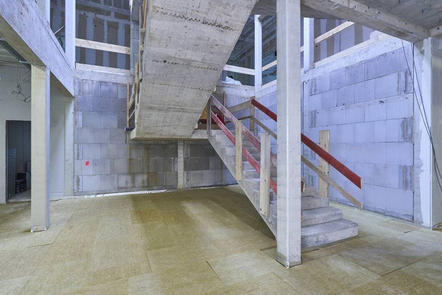 In allen Räumen und auch im Treppenhaus des Schulersatzbaus wurde zunächst die Floorrock Therm als Wärmedämmung verlegt, darauf die Floorrock Heat CP3 als Trägerplatte für die Fußbodenheizung.