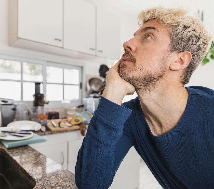 Dieser Meisterschüler nutzt die Wartezeit auf’s warme Wasser um über Fachberichte aus dem SBZ Monteur nachzudenken. Guter Mann!
