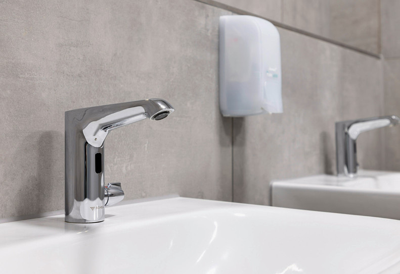 F Elektronische Armaturen stellen vollwertige Spülstationen dar und sind je nach Strahlregler mit bis zu 10 l/min ­genauso leistungsfähig wie eine ­klassische Spülstation.