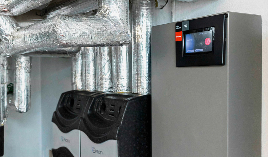 Dreh- und Angelpunkt des gesamten Systems ist die Regelung im Keller. Der Dimplex WPM Touch regelt die Heizkurve und sorgt dafür, dass das Zusammenspiel mit den anderen Systemkomponenten reibungslos funktioniert.