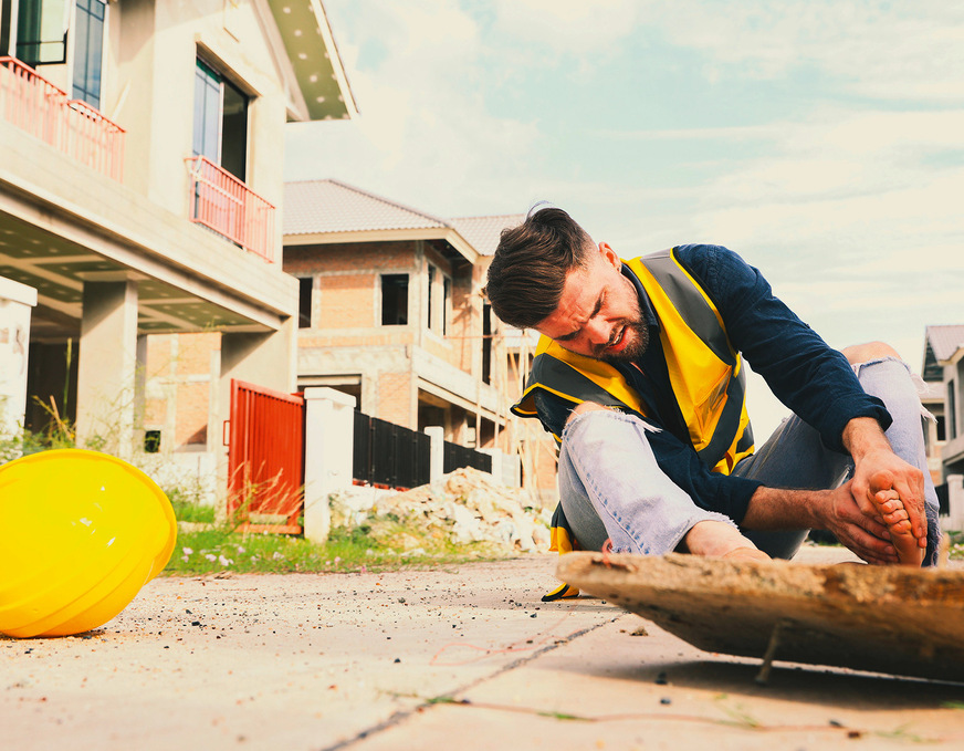 Unter Freunden und Bekannten hilft man sich auf der Baustelle – aber bitte mit dem notwendigen Schutz.