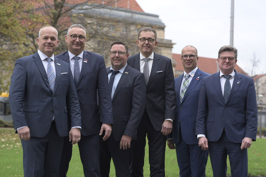 Der neue Vorstand des ZVSHK mit Hauptgeschäftsführer Helmut Bramann.