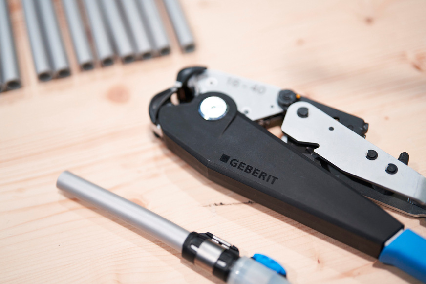 Geberit bietet den Teilnehmern die Möglichkeit, innovative Verarbeitungstechniken hautnah zu erlernen und anzuwenden.