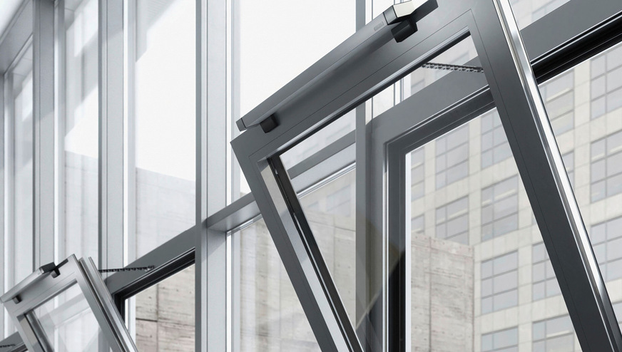 Per Kettenantrieb lassen sich Fenster sicher öffnen und schließen. Das ist gut für eine mögliche, nächtliche Kühlung oder nur zum Austausch von verbrauchter Luft gegen Frischluft.