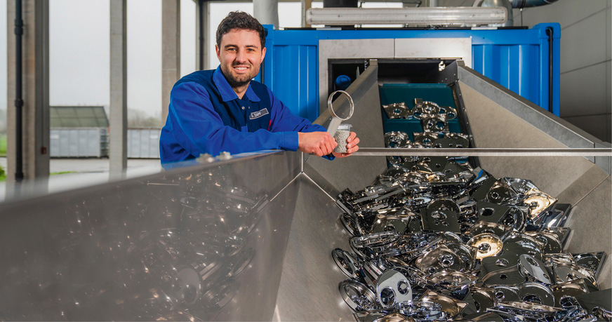 Dank der elektrohydraulischen Zerkleinerung können wir nun 98 Prozent der Rohstoffe aus unserem Produktionsausschuss in diesem Bereich wieder­verwerten erklärt David Zapf, ­Prozessingenieur Kunststofftechnik und ­Oberflächentechnik bei der Hansgrohe Group