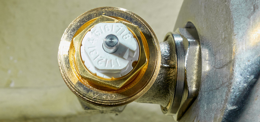 Unter dem Thermostatkopf befindet sich eine Skalierung zur Einstellung des errechneten Wertes. Das gilt für Ventile mit Festwert oder Durchflussregelung gleichermaßen.