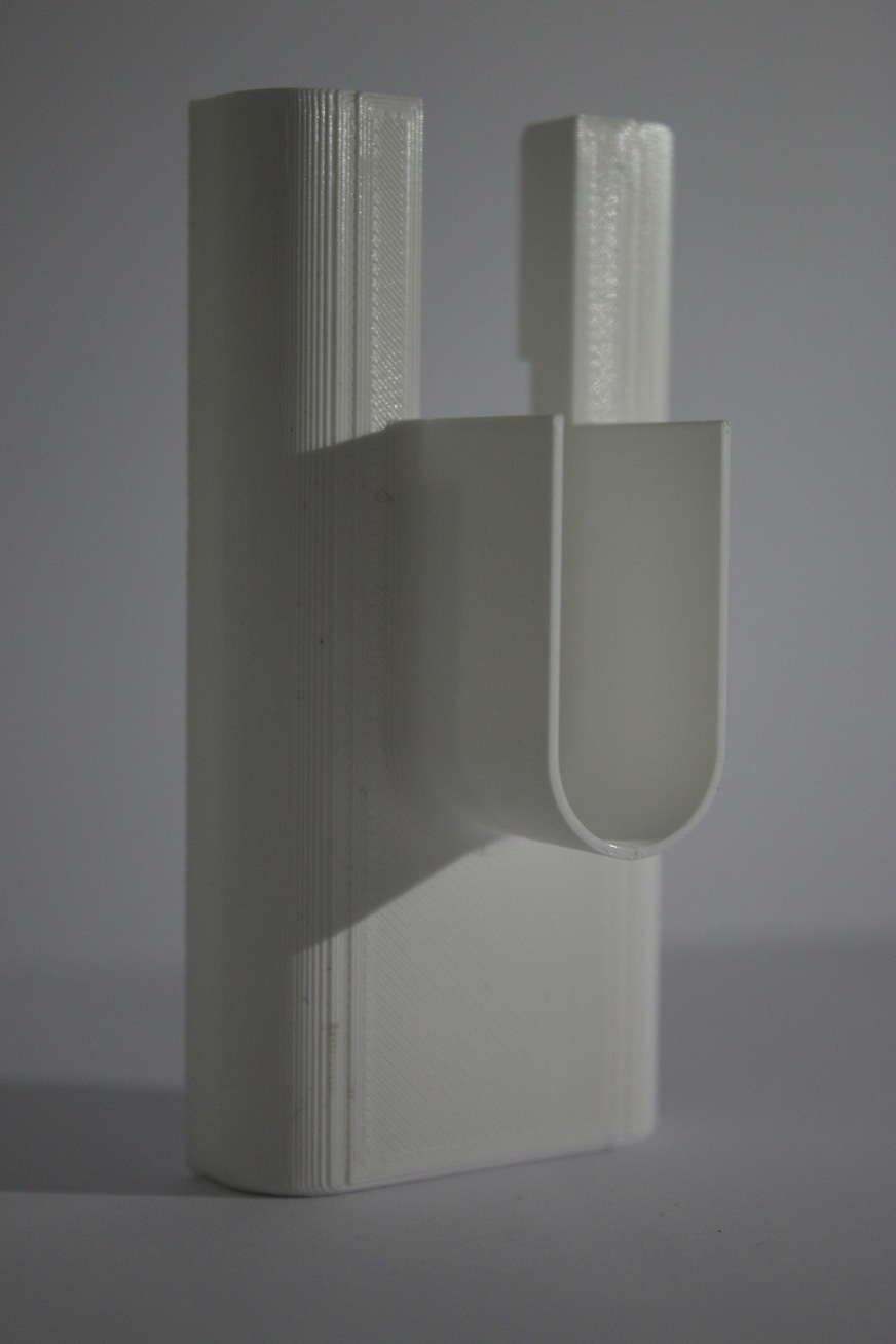 Abdeckung für die Befestigung eines Heizkörpers als Beispiel für die Einsatzmöglichkeiten von 3D-Druck im Handwerk.