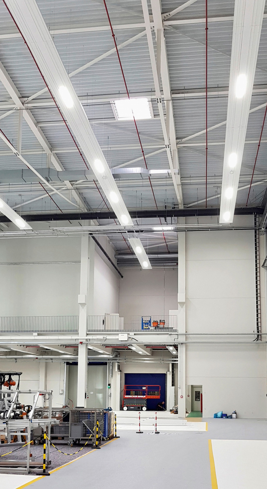 Deckenstrahlplatten erlauben die kostengünstige Kombination von Wärme und Licht wie in dieser Industriehalle.