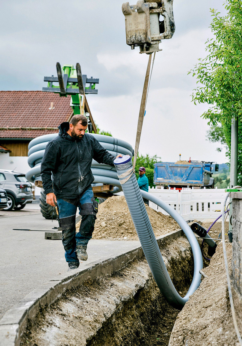 Verlegung der vorgedämmten Rohrleitungssysteme von REHAU