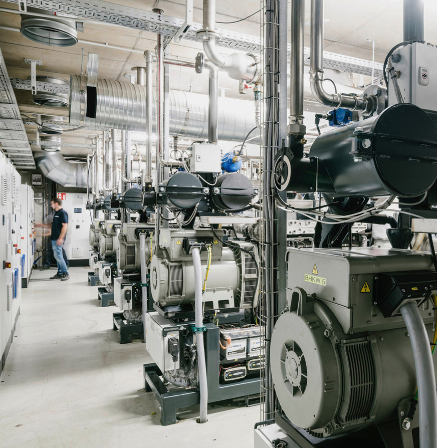 Fünf Holzvergaser Blockheizkraftwerke erzeugen rund 725 kW thermische Leistung