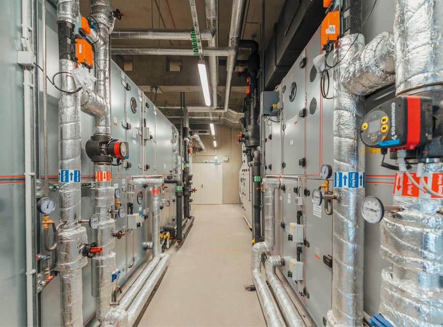 Die Lüftung eines Restaurants und der Küche erfolgt durch zwei eigenständige, bedarfsgerecht ausgelegte Lüftungsgeräte. Sie können entweder in einem Technikraum oder im Außenbereich aufgestellt und installiert werden.