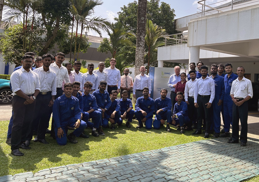 HomeServe-CEO Thomas Rebel (links neben DIMO-Schild) mit den verschiedenen Ausbildungs-Jahrgängen der Anlagenmechaniker SHK und ihren Ausbildern.