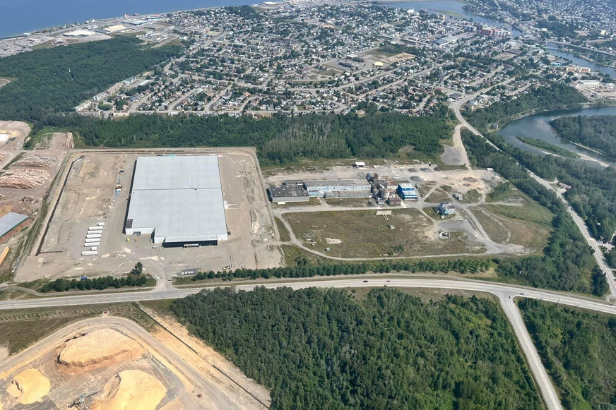 Die Lage des neuen Werks direkt am Sankt-Lorenz-Strom erleichtert die Logistik sowie den Warentransport und spart jährlich bis zu 1500 Tonnen CO2&nbsp;ein.