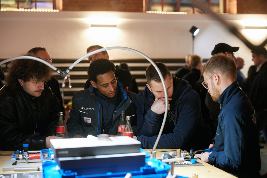 An den Montagetischen haben die Besucher der Geberit NahDran Tour die Möglichkeit, die Produkte selbst auszuprobieren.