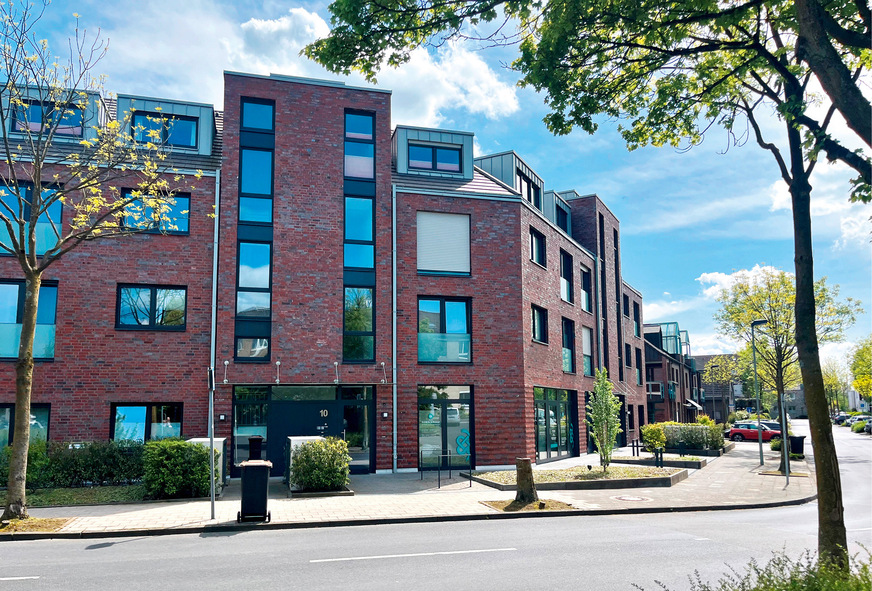 Das Mehrfamilienhaus mit 14 Wohneinheiten in der Mathias-von-Hallberg-Straße in Düsseldorf wurde von der Lumitronic GmbH und Evers Planen + Bauen konzipiert und mit Wärmepumpen des Herstellers Alpha Innotec ausgestattet, die die&nbsp;Erdwärme des Grundstücks nutzen.