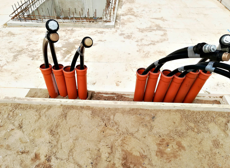 Die Erdsonden ­werden nach der Bohrung über Rohrleitungen in das Haus eingeführt. Danach wird die Wärme ­genau dort genutzt, wo sie benötigt wird.