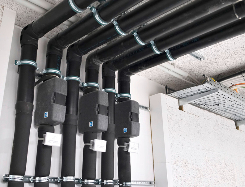 Über gut gedämmte Rohre erfolgt die Wärmeverteilung zu den Wohnungen, damit so wenig Energie wie möglich beim Transport verloren geht.