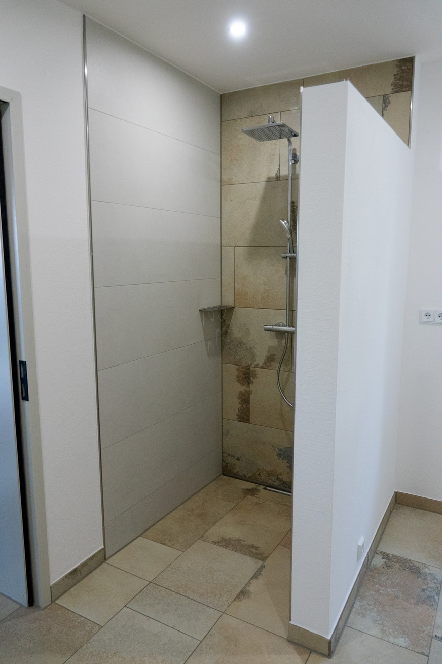 Dusche im Privatbad vor der Installation.