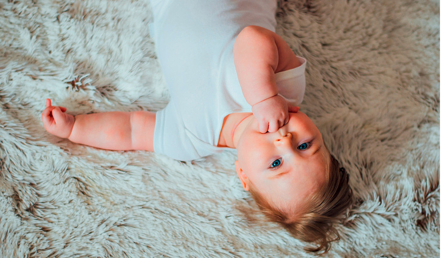 Wie man sieht, ist ein dicker Teppich sehr gemütlich. Für eine Flächenkühlung oder Heizung gilt der Flokati jedoch als Leistungskiller. Aber ich ziehe dem Kleinen das Ding nicht weg!