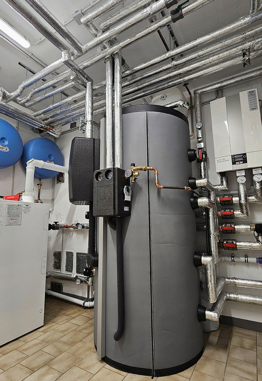 Trotz – im Vergleich zum Ausgangszustand – mehr installierter Technik im Heizraum kann man sich hier heute freier bewegen als vor der Sanierung.