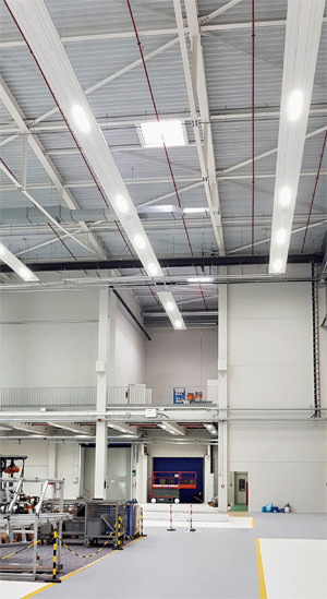 Deckenstrahlplatten erlauben die kostengünstige Kombination von Wärme und Licht wie in dieser Industriehalle.