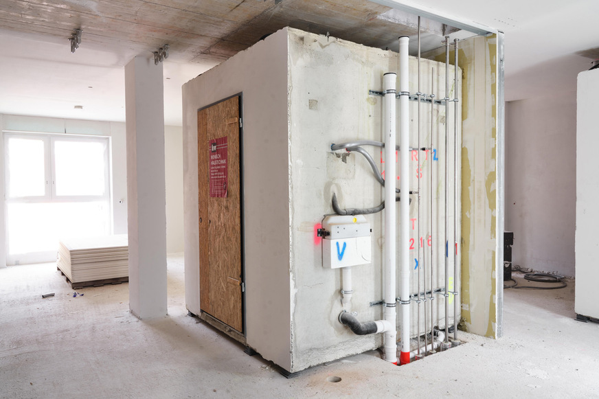 Auf einer Wandseite der Fertignasszellen sind die Anschlüsse vorbereitet, sodass die Nasszelle mit wenigen Handgriffen an die Hauptversorgungsleitungen angeschlossen werden kann.