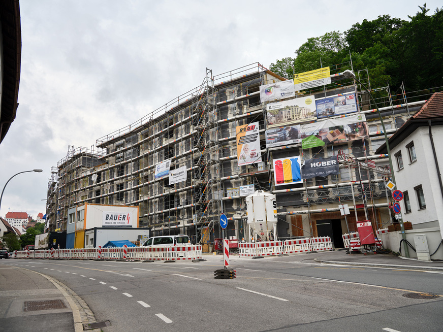 Das neue Wohnquartier in Landshut wird Platz für 87 Seniorenapartments und eine Tagespflege im Erdgeschoss bieten. Fertigstellung und Eröffnung sind für das Frühjahr 2025 geplant.