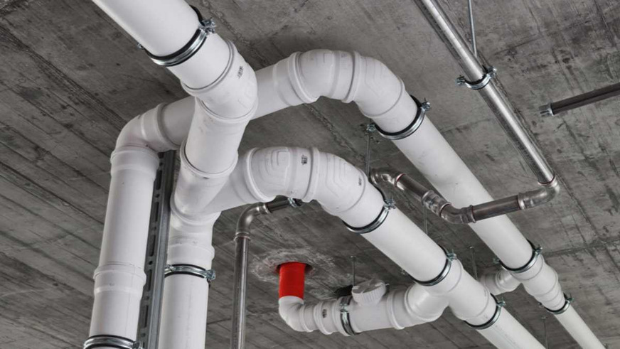 Die Abwasserleitungen wurden mit dem Komplettsystem Raupiano Plus von Rehau ausgeführt. Das Abwasserrohr erfüllt die höchsten Anforderungen an den Schallschutz und vermeidet weitgehend störende Fließgeräusche.