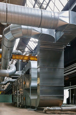 Das RLT-Gerät Wolf KG Top für die Klimatisierung des Surfbeckenbereichs steht auf einem neu in die Halle eingefügten flachen Baukörper. Die Luftleistung beträgt maximal 14.000 m³/h.