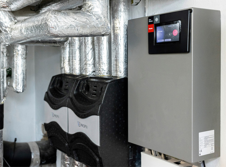 Dreh- und Angelpunkt des gesamten Wärmepumpensystems ist die Regelung im Keller. Der Dimplex WPM Touch regelt die Heizkurve sowie das Zusammenspiel mit den anderen Systemkomponenten.