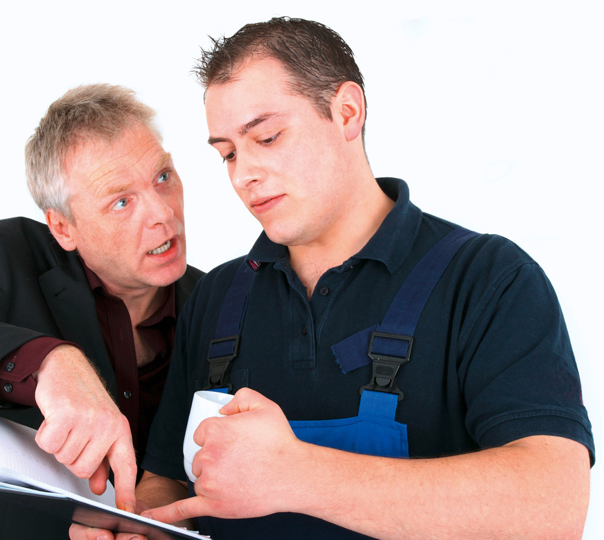 Bis ein Nachfolger gefunden ist, müssen die Kollegen die Arbeit des Ausgeschiedenen mit übernehmen.