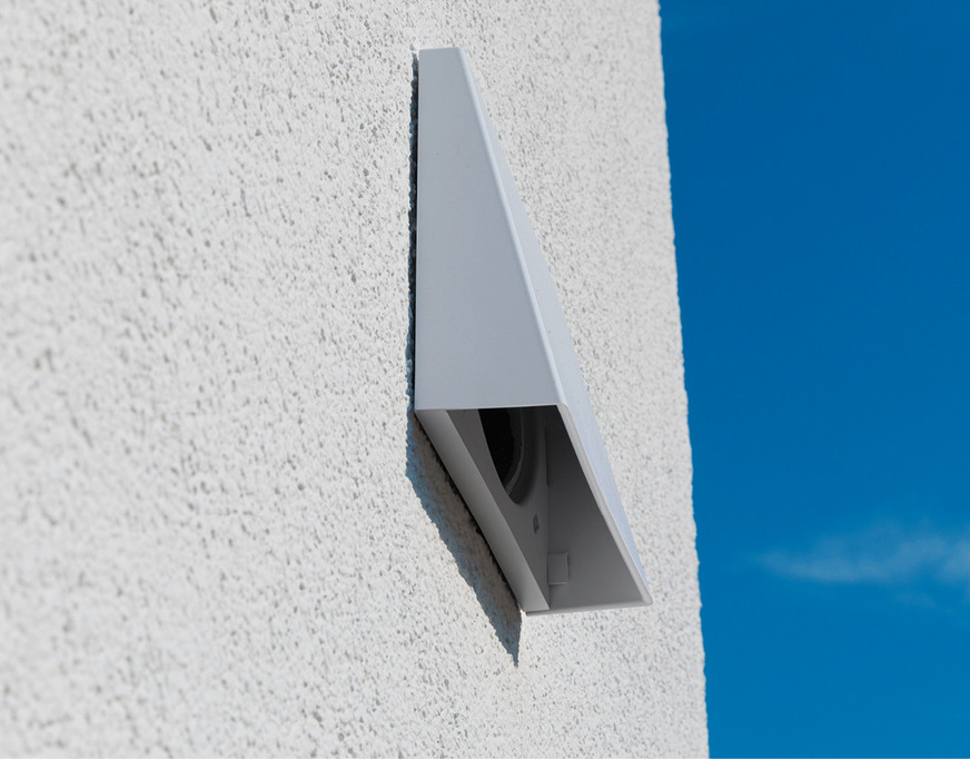 Der Pendellüfter x-well D13 von Kermi sorgt in den Doppelhaushälften für angenehmes Klima und eine positive Energiebilanz. ­Optisch fügt er sich dank moderner Innen-und Außenblenden ­harmonisch in die Fassade bzw. in die Raumgestaltung ein.