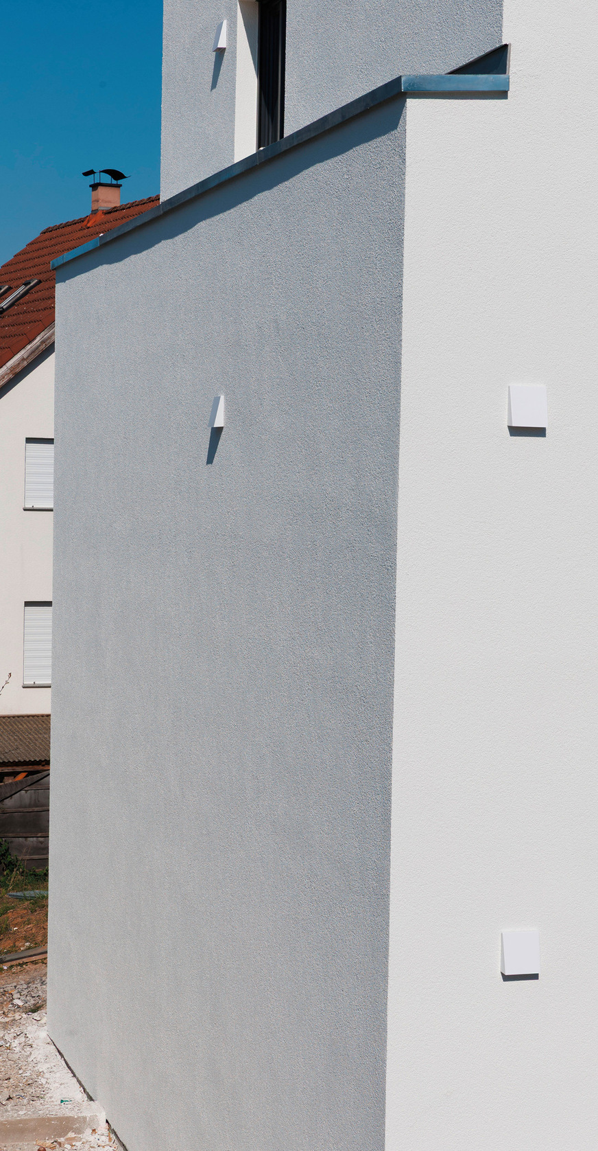 Der Pendellüfter x-well D13 von Kermi sorgt in den Doppelhaushälften für angenehmes Klima und eine positive Energiebilanz. Optisch fügt er sich dank moderner Innen-und Außenblenden harmonisch in die Fassade bzw. in die Raumgestaltung ein.