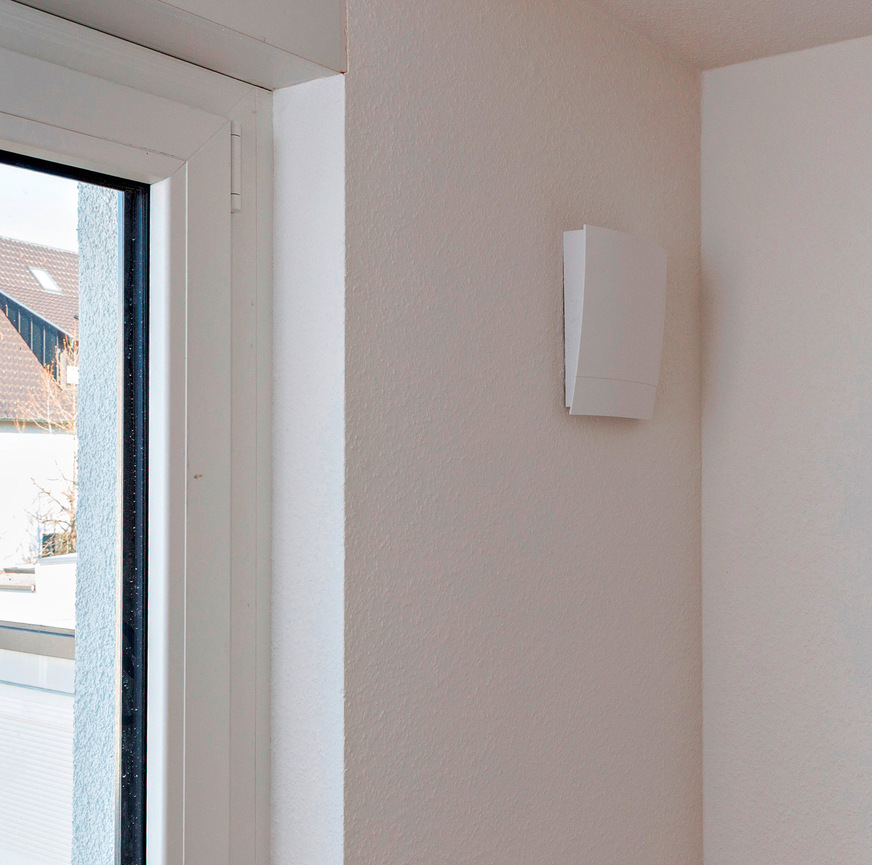 Der Pendellüfter x-well D13 von Kermi sorgt in den Doppelhaushälften für angenehmes Klima und eine positive Energiebilanz. Optisch fügt er sich dank moderner Innen-und Außenblenden harmonisch in die Fassade bzw. in die Raumgestaltung ein.