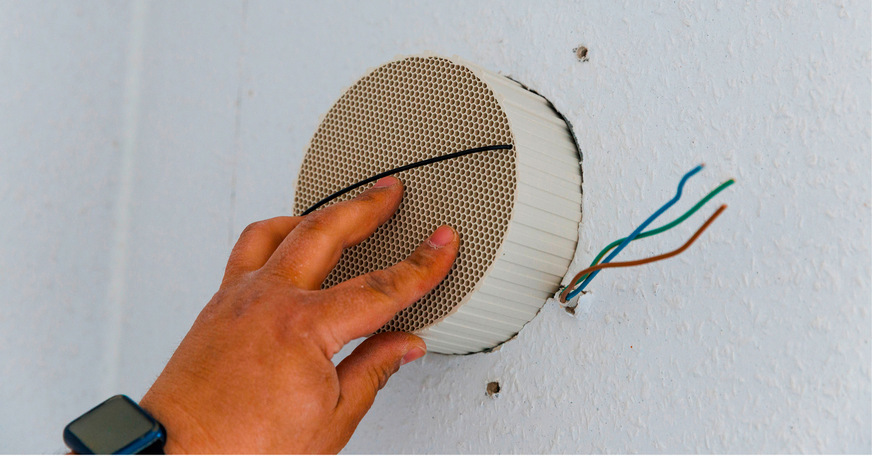 Der Pendellüfter x-well D13 lässt sich mit wenigen Handgriffen montieren: Wärmeübertrager und Ventilator in die vorgesehene Hülse einsetzen, Lüfter anschließen sowie Filter und Aufsatz aufsetzen.