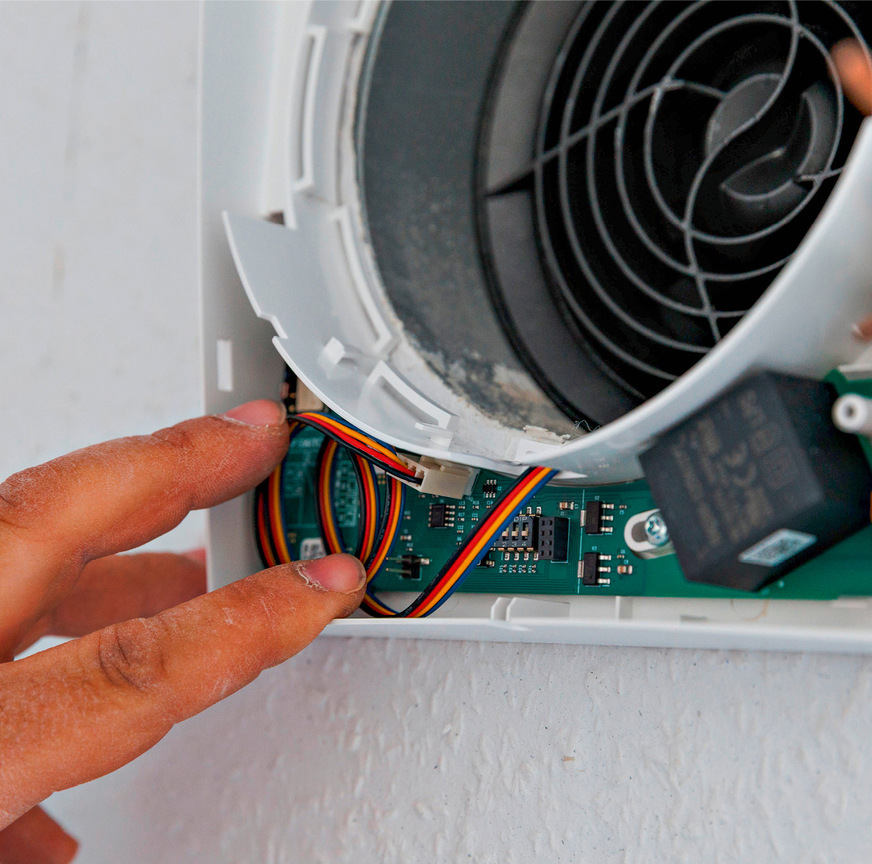 Der Pendellüfter x-well D13 lässt sich mit wenigen Handgriffen montieren: Wärmeübertrager und Ventilator in die vorgesehene Hülse einsetzen, Lüfter anschließen sowie Filter und Aufsatz aufsetzen.