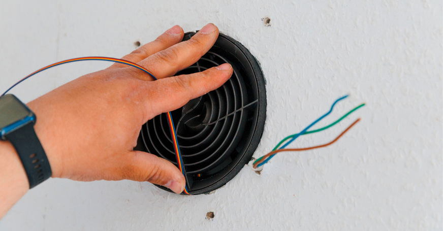 Der Pendellüfter x-well D13 lässt sich mit wenigen Handgriffen montieren: Wärmeübertrager und Ventilator in die vorgesehene Hülse einsetzen, Lüfter anschließen sowie Filter und Aufsatz aufsetzen.