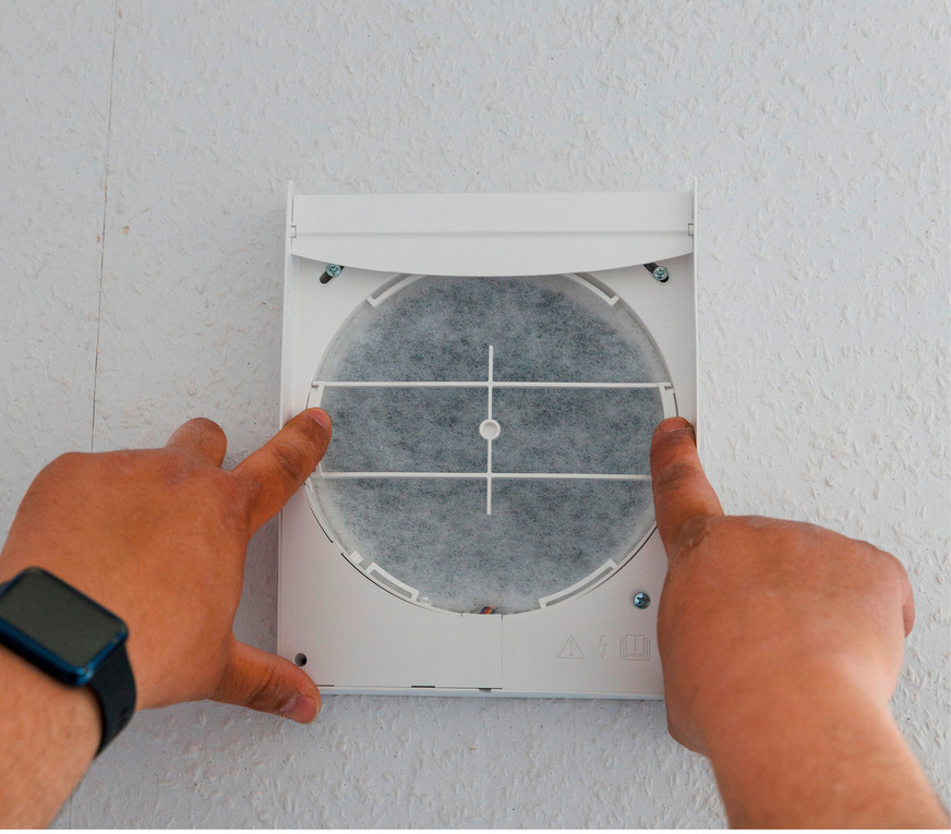 Der Pendellüfter x-well D13 lässt sich mit wenigen Handgriffen montieren: Wärmeübertrager und Ventilator in die vorgesehene Hülse einsetzen, Lüfter anschließen sowie Filter und Aufsatz aufsetzen.